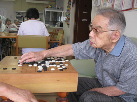 作業療法と囲碁を楽しむ