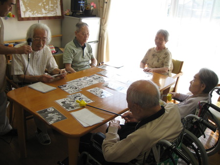 今日のレクは大判カルタで楽しみました　☆