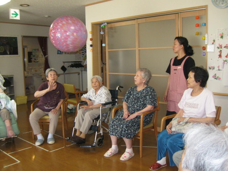 大型風船でレクレーション、寒天作り・美味しかったね