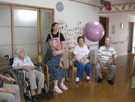 大型風船でレクレーション、寒天作り・美味しかったね