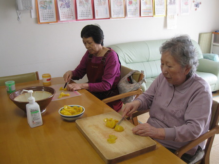 今日はお誕生会に準備でケーキ作りと縫製作業