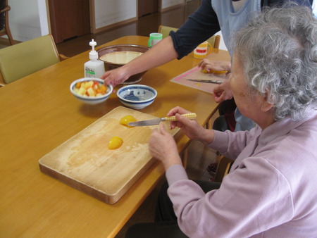 今日はお誕生会に準備でケーキ作りと縫製作業
