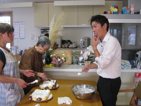 今日はお誕生会に準備でケーキ作りと縫製作業