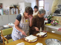 今日はお誕生会に準備でケーキ作りと縫製作業