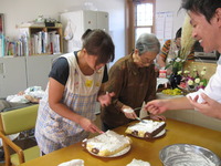 今日はお誕生会に準備でケーキ作りと縫製作業