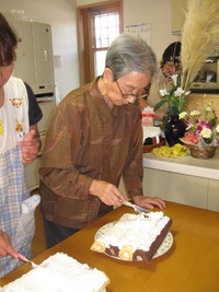 今日はお誕生会に準備でケーキ作りと縫製作業