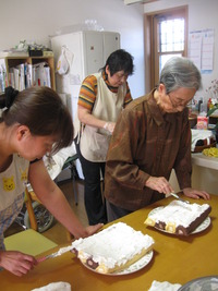 今日はお誕生会に準備でケーキ作りと縫製作業