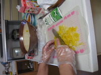 今日はお誕生会に準備でケーキ作りと縫製作業