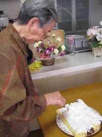 今日はお誕生会に準備でケーキ作りと縫製作業