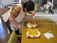今日はお誕生会に準備でケーキ作りと縫製作業