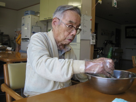 ランチのお手伝い・焼き魚、きゅうりとわかめの酢の物