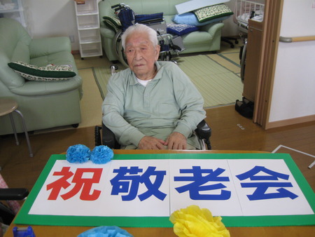 9/22敬老会に向けて看板作りを行いました、楽しみです☆