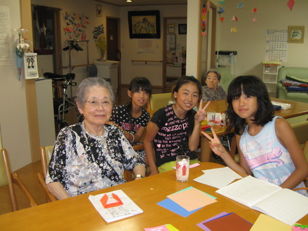 可愛い訪問者・東小4年生3名様折り紙を教えてくれました