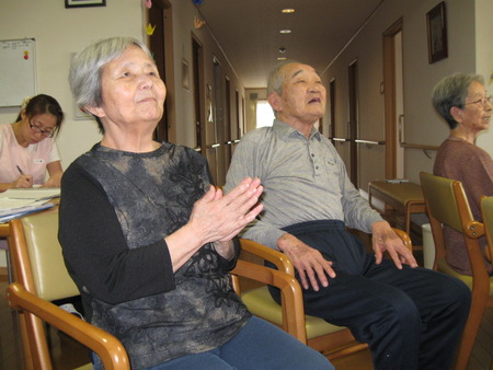 普段唄わな利用者様がカラオケにチャレンジ。お上手♪♪