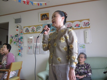 普段唄わな利用者様がカラオケにチャレンジ。お上手♪♪