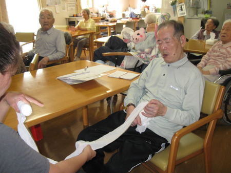 包帯たたみのお手伝いを利用者様と一緒に行いました