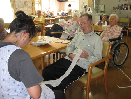 包帯たたみのお手伝いを利用者様と一緒に行いました