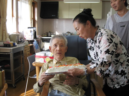 １０月生まれの誕生会を皆さんで祝いました。