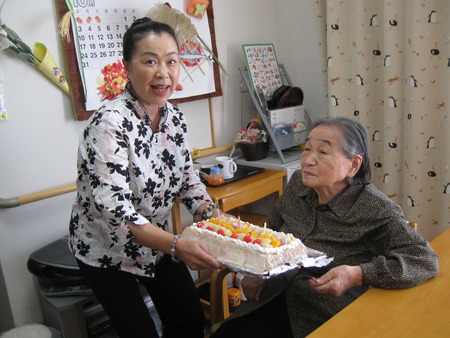 １０月生まれの誕生会を皆さんで祝いました。