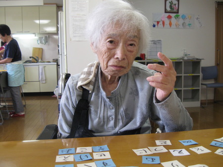 文字のカード並べと2人3脚菜園の収穫と調理のお手伝い