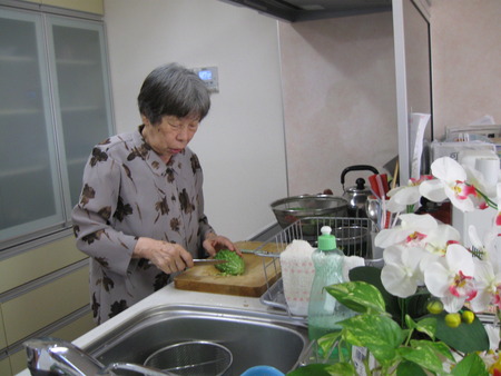 文字のカード並べと2人3脚菜園の収穫と調理のお手伝い