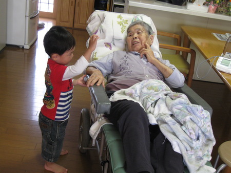 小さな訪問者に大喜び、一緒に遊ぼう！