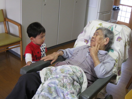 小さな訪問者に大喜び、一緒に遊ぼう！