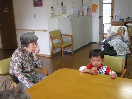 小さな訪問者に大喜び、一緒に遊ぼう！