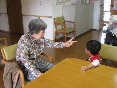 小さな訪問者に大喜び、一緒に遊ぼう！