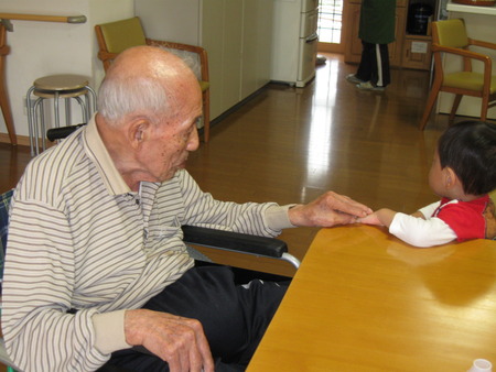 小さな訪問者に大喜び、一緒に遊ぼう！