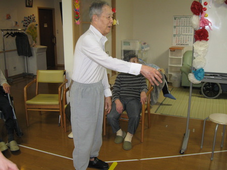 運動会の練習ポケネットに向かってボール投げで点数を競う
