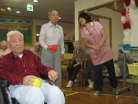 運動会の練習ポケネットに向かってボール投げで点数を競う