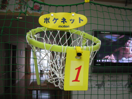 運動会の練習ポケネットに向かってボール投げで点数を競う