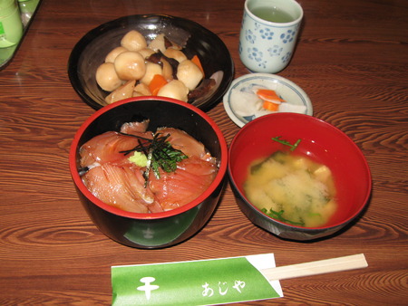 遠足でびゅうおと沼津港の新鮮館で昼食をいただき散策