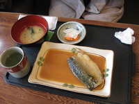 遠足でびゅうおと沼津港の新鮮館で昼食をいただき散策