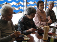 遠足でびゅうおと沼津港の新鮮館で昼食をいただき散策