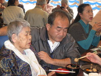 遠足でびゅうおと沼津港の新鮮館で昼食をいただき散策