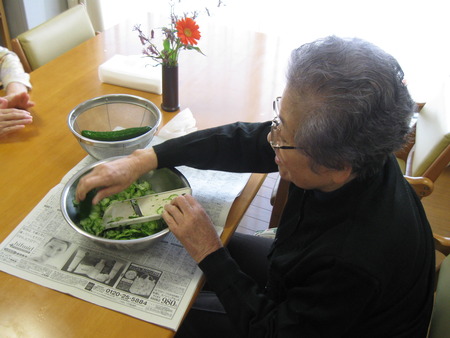 生活リハビリできゅうりの千切り酢の物あえに使います