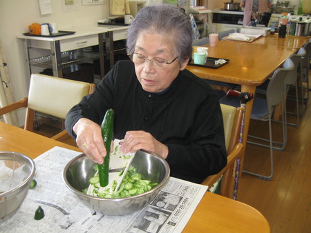 生活リハビリできゅうりの千切り酢の物あえに使います