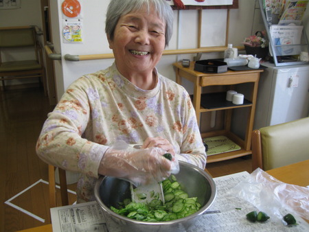 生活リハビリできゅうりの千切り酢の物あえに使います