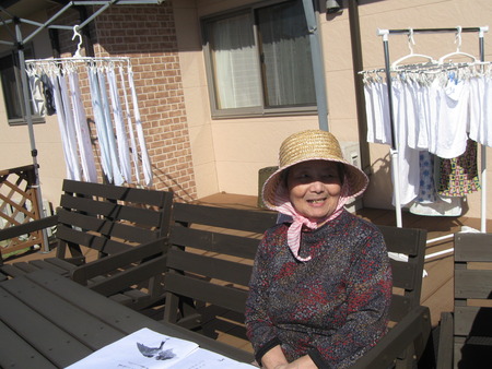 秋晴れのいい天気ですね。みんなで外で体操やレクしましょう