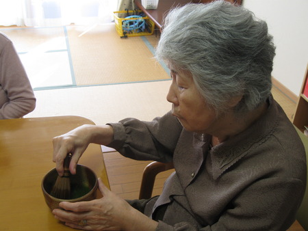 今日のおやつは皆さんでお抹茶を立てていただきました☆