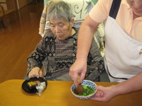 今日のおやつは皆さんでお抹茶を立てていただきました☆