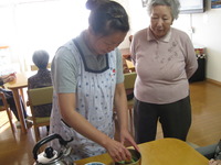 今日のおやつは皆さんでお抹茶を立てていただきました☆