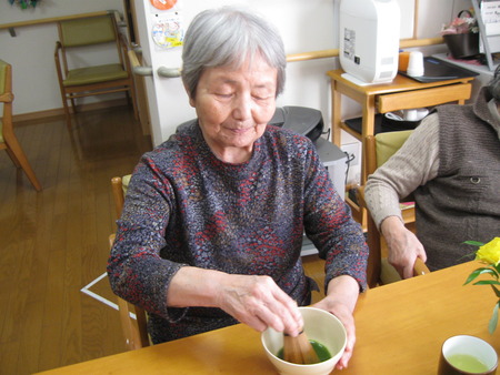 今日のおやつは皆さんでお抹茶を立てていただきました☆