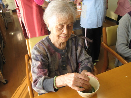 今日のおやつは皆さんでお抹茶を立てていただきました☆
