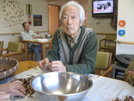 間引きした小粒の生しいたけをきれいにし乾燥・佃煮にします