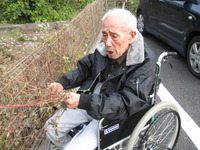 皆さんで周辺のお掃除です