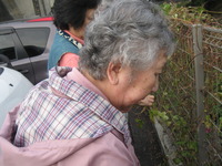 皆さんで周辺のお掃除です