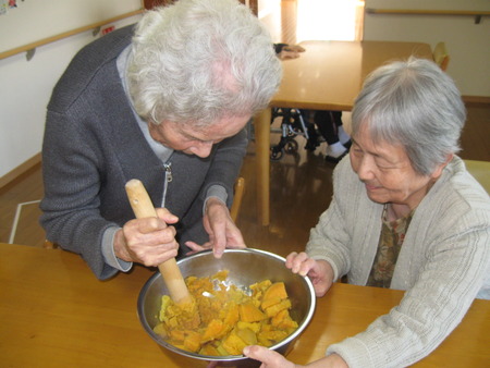 今日のランチはサツマイモコロッケ・作り皆さんで生活リハビリ